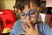 Load image into Gallery viewer, GAFAS CON BLOQUEO DE LUZ UV 400 PARA NIÑOS EN DIVERSOS COLORES
